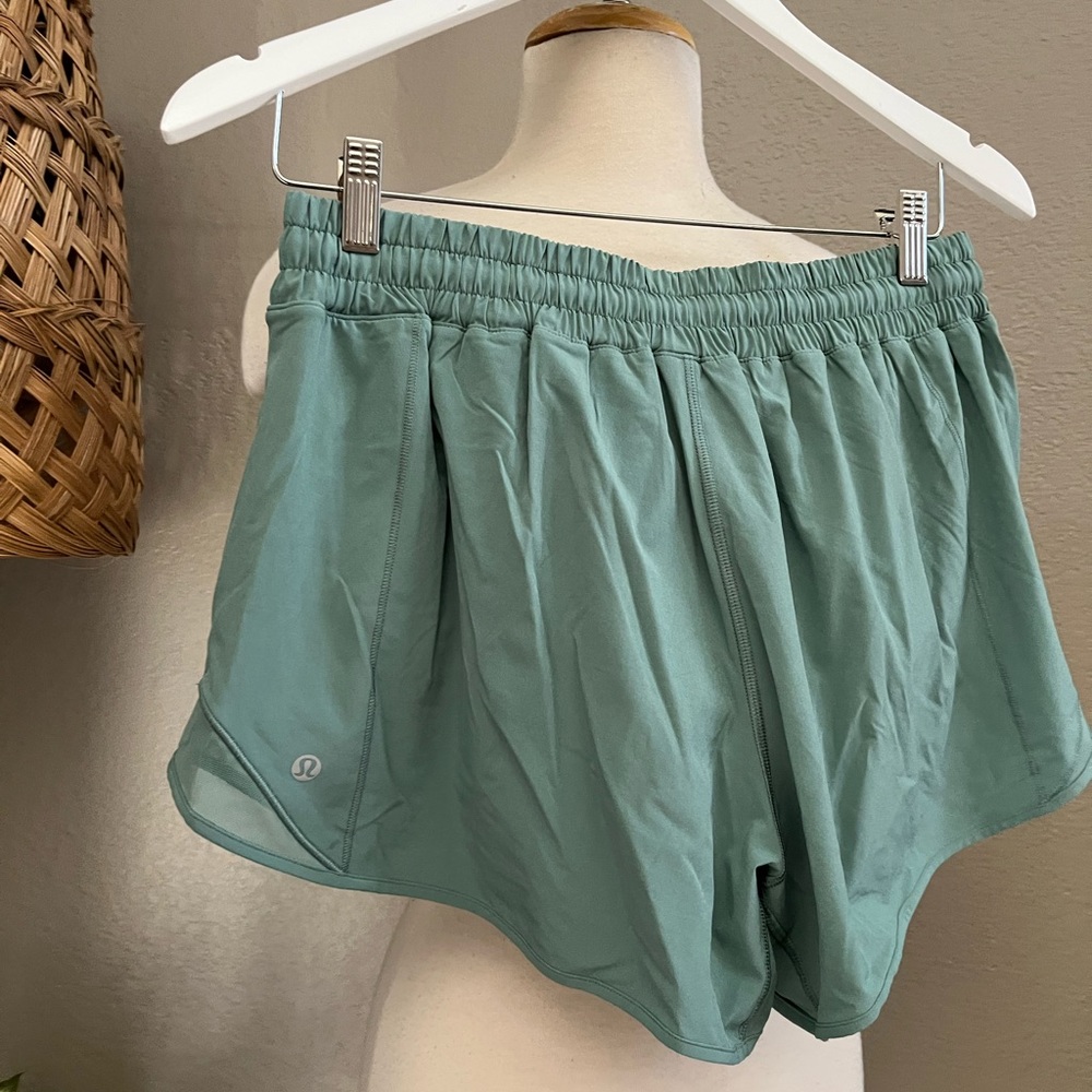 Lululemon Hotty Hot Shorts II *2.5” - Picture 6 of 7